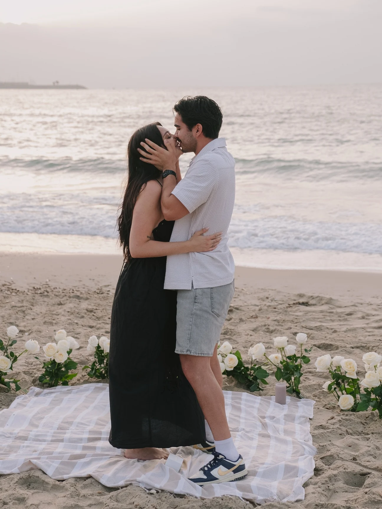 Pareja frente al mar
