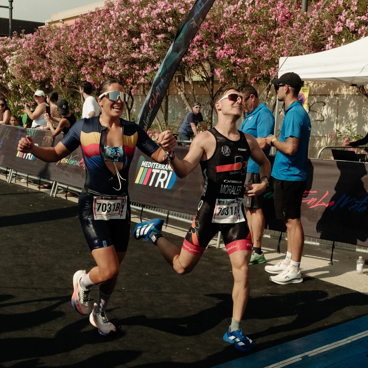 Participantes de triatlón cruzando la llegada